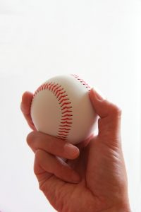 野球のボールを握りしめる