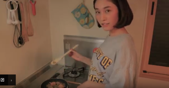 料理をしているモデル千梨