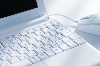 白いパソコンとマウス